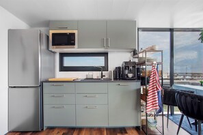 Kjøleskap, mikrobølgeovn, ovn og kokeplater