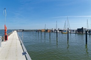 Marina - Houseboat Seeadler Stralsund with Sea View, Private Terrace and Sauna (Stralsund)
