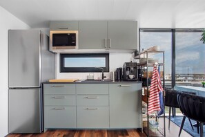 Fridge, microwave, oven, stovetop - Houseboat Seeadler Stralsund with Sea View, Private Terrace and Sauna (Stralsund)