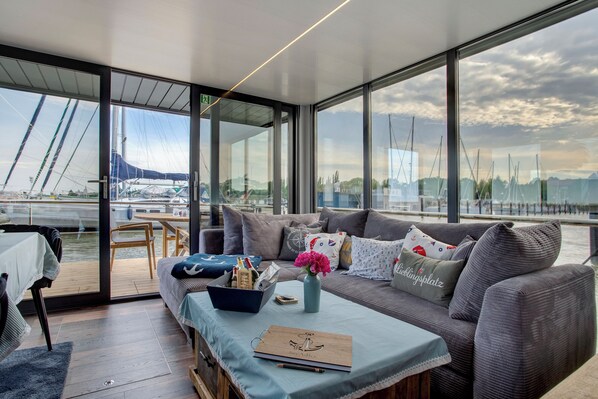 TV - Houseboat Seeadler Stralsund with Sea View, Private Terrace and Sauna (Stralsund)