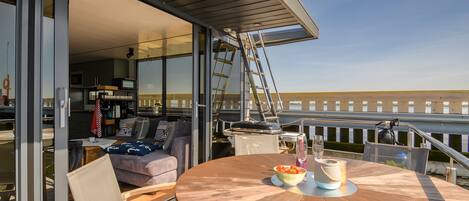 屋外ダイニングエリア