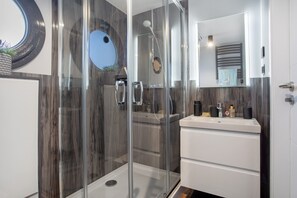 Shower, free toiletries, hair dryer, towels - Houseboat Seeadler Stralsund with Sea View, Private Terrace and Sauna (Stralsund)