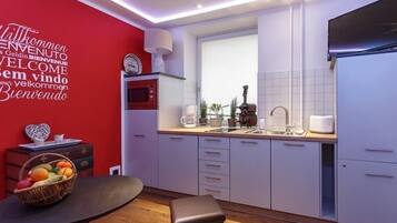 KĂŒhlschrank, Mikrowelle, Ofen, Herdplatte