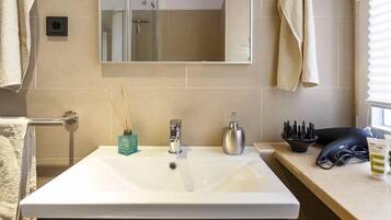 Dusche, Haartrockner, Handtücher