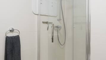 Dusche, Haartrockner, Handtücher