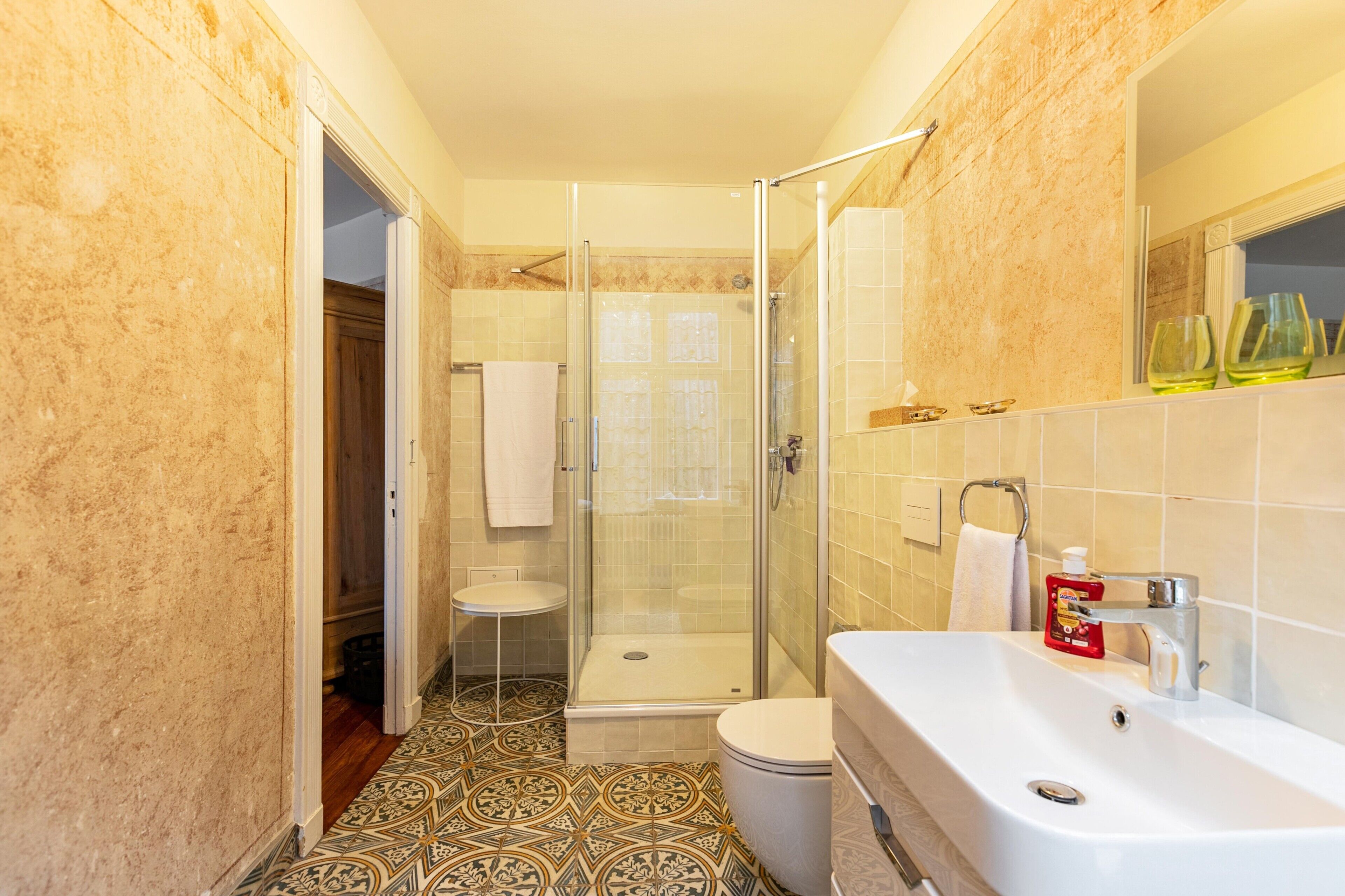 Een douche, een haardroger, handdoeken