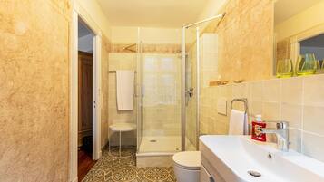 Een douche, een haardroger, handdoeken