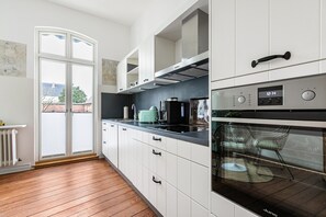 Kylskåp, ugn, spishäll och diskmaskin