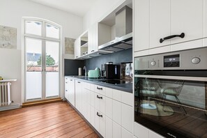 Kjøleskap, ovn, kokeplater og oppvaskmaskin