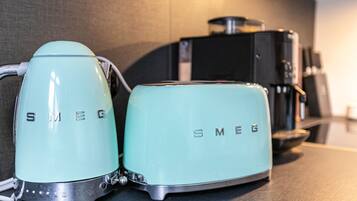 Kaksi Smeg-merkkiä olevaa keittiökonetta työtasolla.