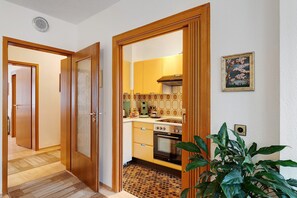 Fridge, microwave, oven, stovetop - Holiday Apartment "Eva Maria" with Balcony & Wi-Fi (Pforzheim)