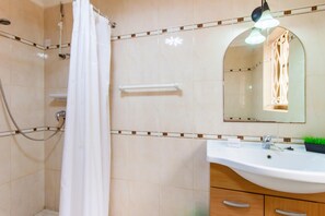 Shower, towels - Villa & Pool 4 Mellieħa Bay Retreat, Mellieha, Malta (Mellieha)