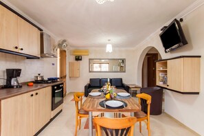 Fridge, microwave, oven, stovetop - Villa & Pool 2 Mellieħa Bay Retreat, Mellieha, Malta (Mellieha)