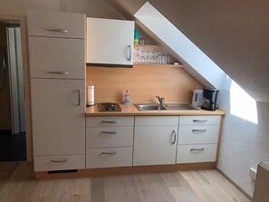 Kjøleskap, mikrobølgeovn, kokeplater og kaffetrakter/tekoker