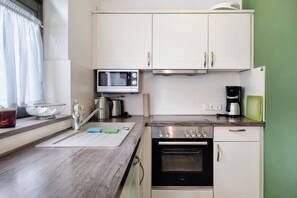 Køleskab, mikrobølgeovn, ovn, kogeplade