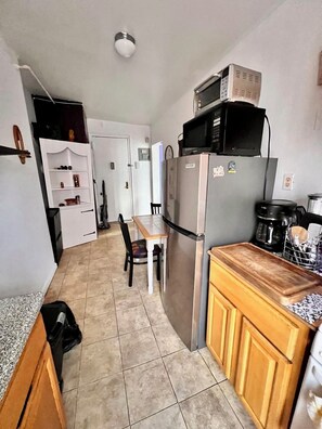 Kjøleskap, mikrobølgeovn, ovn og kokeplater