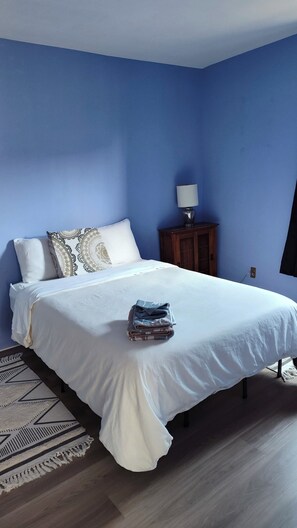 1 soverom, skrivebord, strykejern/-brett og wi-fi (inkludert)