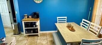 The Beach House-2 miles from beach, ping pong, king bed!