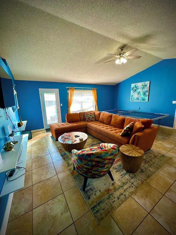 The Beach House-2 Miles From Beach, Ping Pong, King Bed! - Navarre, FL