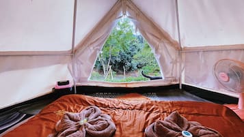 Double Room with River View | 1 bedroom, bed sheets