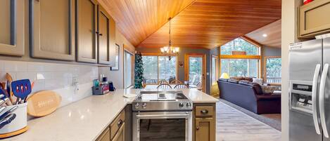 雪櫃、微波爐、焗爐、爐具