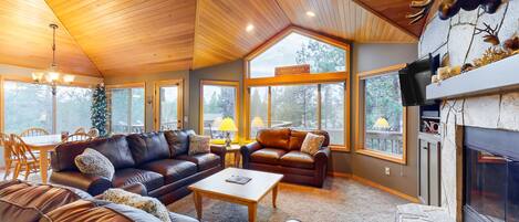 Televisión, chimenea, reproductor de DVD y tenis de mesa