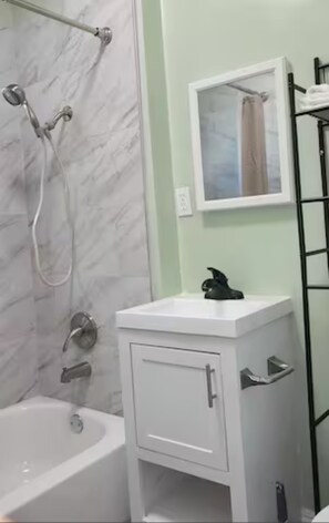 Sèche-cheveux, serviettes fournies, shampoing, papier toilette