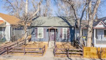 Vista frontal de la propiedad