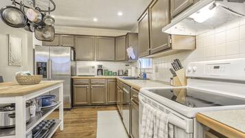 Lemari es, microwave, oven, dan mesin pencuci piring