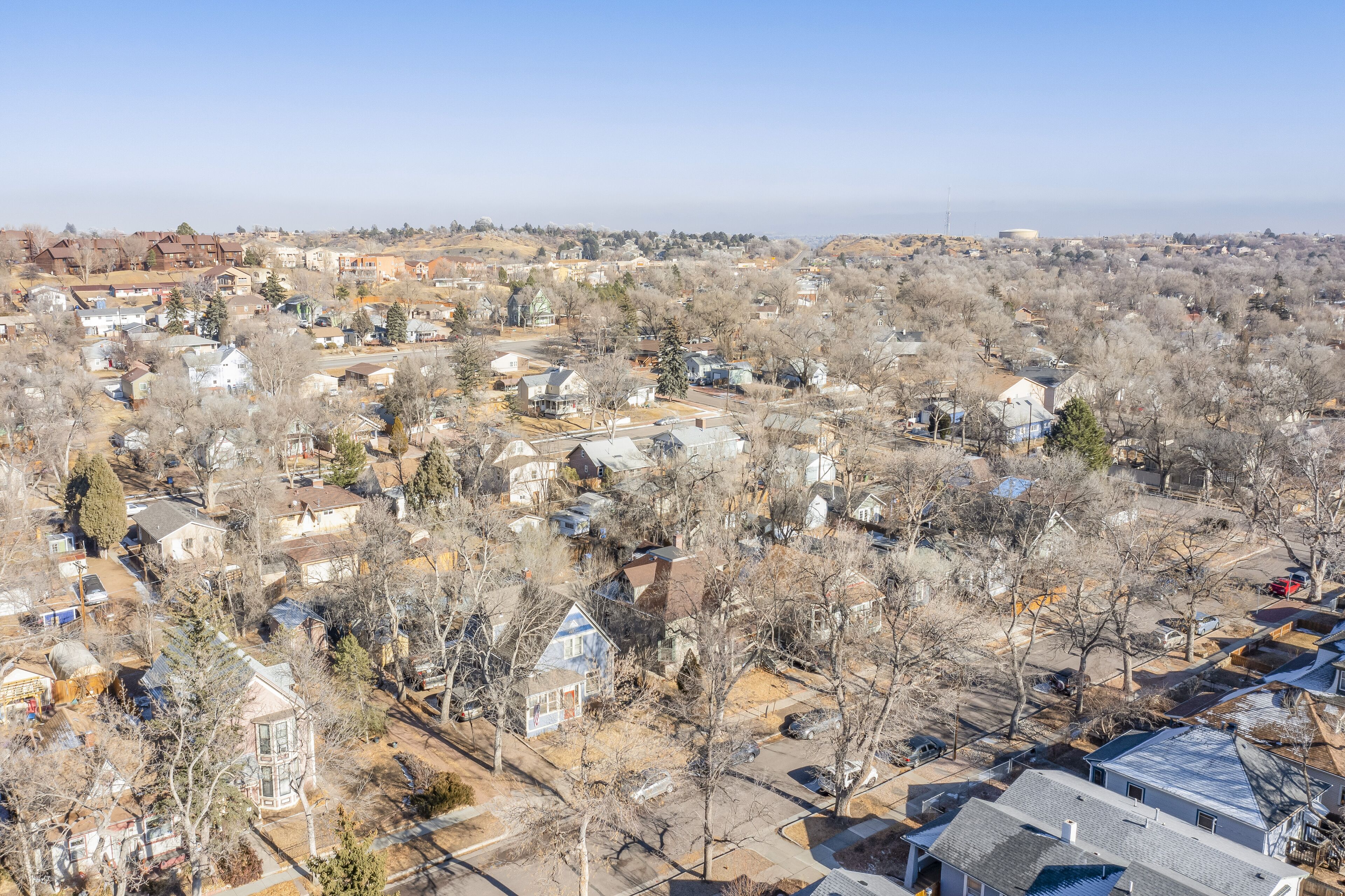 Un quartier résidentiel avec des maisons, des rues et un ciel dégagé.