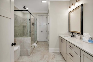 Shower, towels - Beautifully furnished condo on Jekyll Riverfront! (Jekyll Island)
