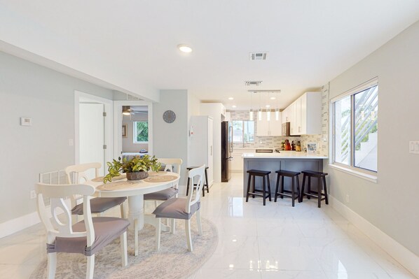 Dining - Dog-friendly colorful condo with shaded patio, washer/dryer, & central AC (Naples)