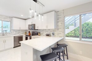 Fridge, microwave, oven, stovetop - Dog-friendly colorful condo with shaded patio, washer/dryer, & central AC (Naples)