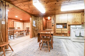 Kylskåp, mikrovågsugn, ugn och spishäll