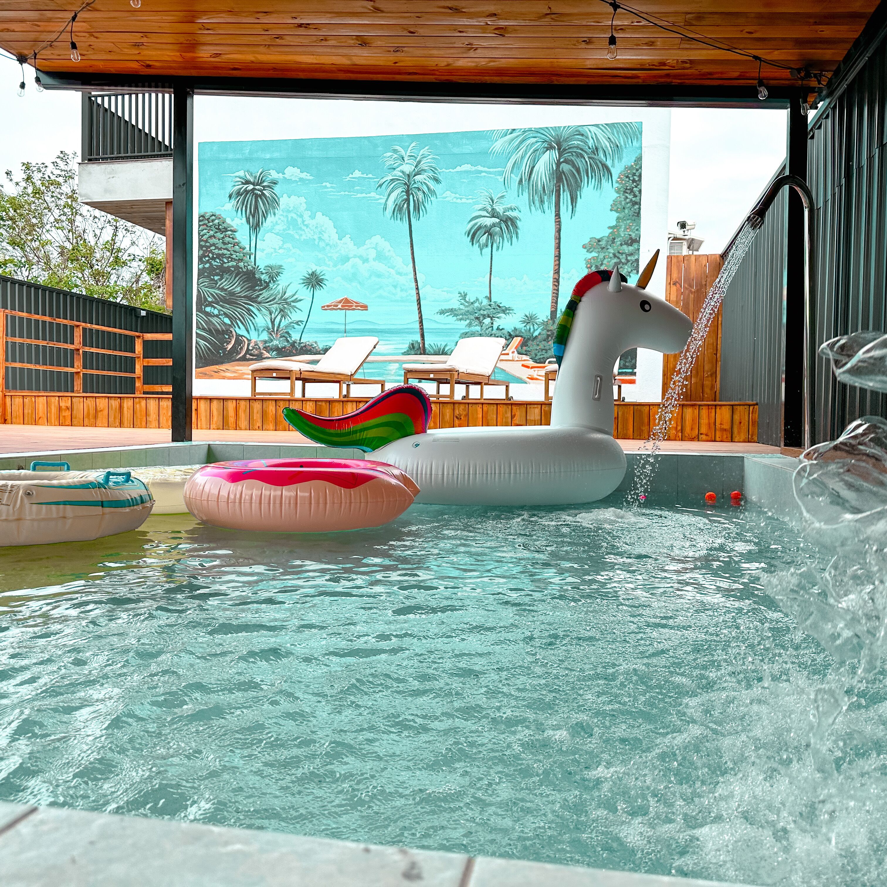 Una piscina al aire libre de temporada