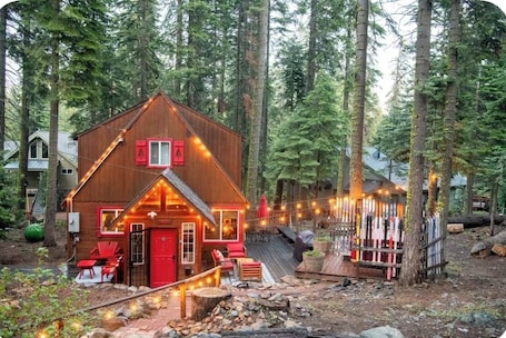 Exterior. Walk to Beach, Dogs Ok, Hot Tub -Salty Bear Cabin