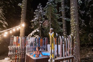 Outdoor spa tub - Walk to Beach, Dogs Ok, Hot Tub -Salty Bear Cabin (Homewood)