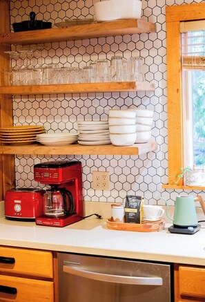 Fridge, microwave, oven, stovetop - Walk to Beach, Dogs Ok, Hot Tub -Salty Bear Cabin (Homewood)