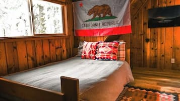 2 habitaciones, escritorio y tabla de planchar con plancha