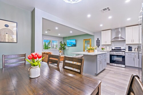 MI- Ranch style 3 bedroom 2 bath Quiet & safe Neighborhood king-bed!