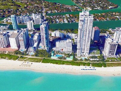 Directly on the Beach with Pool & Ocean access !