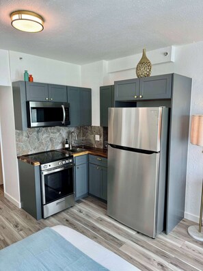 Fridge, microwave, stovetop, coffee/tea maker - Directly on the Beach with Pool & Ocean access ! (Miami Beach)
