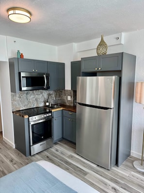 Kylskåp, mikrovågsugn, ugn och spishäll