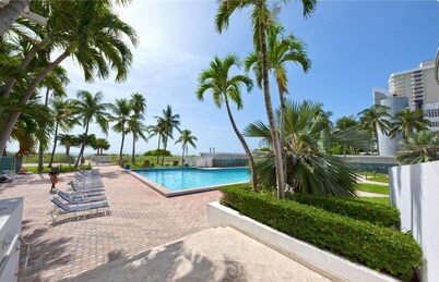 Directly on the Beach – Pool & Ocean View