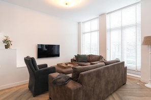 Fernseher, Bücher, Arbeitsbereiche