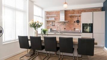 Een koelkast, een magnetron, een oven, een kookplaat