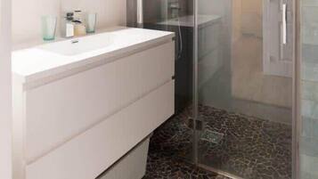 Een douche, een haardroger, handdoeken