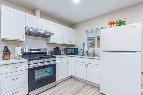 M2-Bungalow Home Quiet & safe 3bedroom 2 bath Foot of the mountain Kingbed!