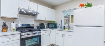 M2-Bungalow Home Quiet & safe 3bedroom 2 bath Foot of the mountain Kingbed!