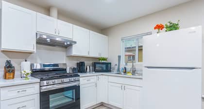 M2-Bungalow Home Quiet & safe 3bedroom 2 bath Foot of the mountain Kingbed!